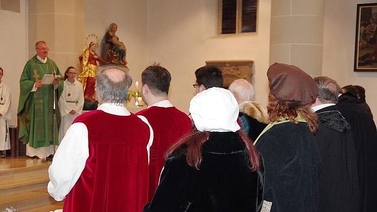 Regionaldekan Thomas Teuchgr&auml;ber zelebrierte das Lobamt.