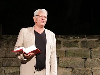 Mit einem tatsächlichen, aber schrägen Blick auf deutsche Gesetze und Juristerei unterhielt Werner Koczwara am Wehlitzer Berg. Foto: Klaschka