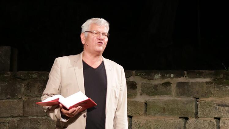 Mit einem tatsächlichen, aber schrägen Blick auf deutsche Gesetze und Juristerei unterhielt Werner Koczwara am Wehlitzer Berg. Foto: Klaschka