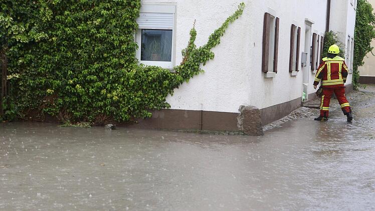 Im mittelfränkischen Scheinfeld stand am Montagabend das Zentrum für kurze Zeit unter Wasser. Foto: NEWS5 / Herse