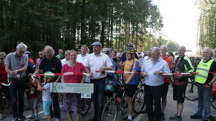 Bei der offiziellen Eröffnung des Radwegs zwischen Bammersdorf und Eggolsheim Foto: Sylvia Hubele