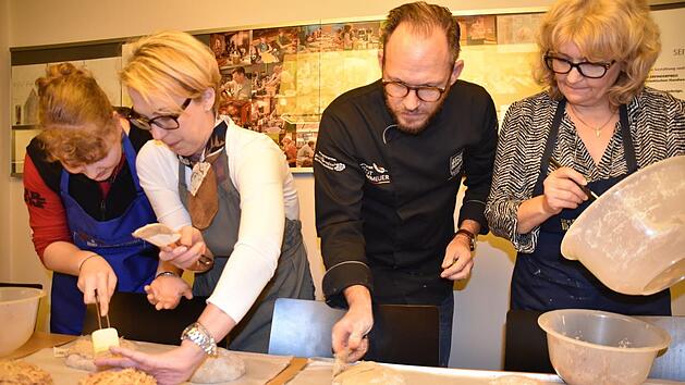 Das Heimatbrot wird vor dem Backen noch mit einer Veredelung aus Rauchbier und Roggenmehl eingestrichen und mit Kartoffelraspeln belegt. Foto: Uschi Prawitz