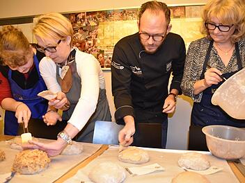 Das Heimatbrot wird vor dem Backen noch mit einer Veredelung aus Rauchbier und Roggenmehl eingestrichen und mit Kartoffelraspeln belegt. Foto: Uschi Prawitz