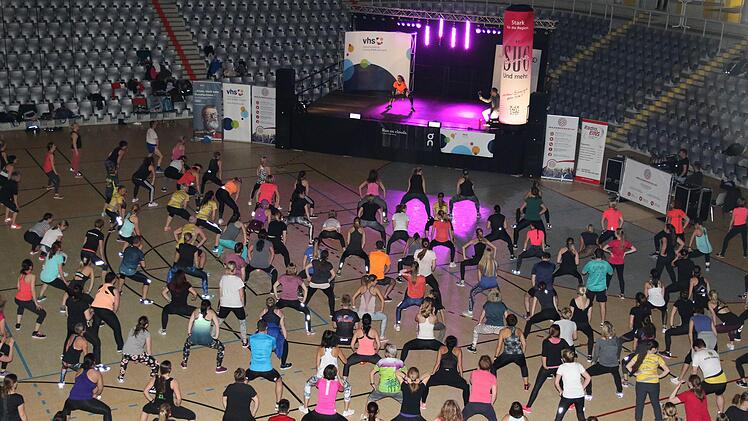 Die große Showbühne und eine großflächige Leinwand überraschten die 500 Besucher der Fitnessnacht. Foto: Desombre