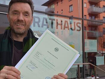 Marc Deavin mit Urkunde: Jetzt darf er für den Stadtrat kandidieren.  Foto: Bernhard Panzer