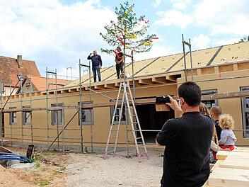 Ein großzügiges Gebäude, das ein wenig an die Arche Noah erinnert, soll künftig dem CVJM in Mühlhausen als Treffpunkt dienen. Im Bild Zimmerermeister Herbert Schorr (oben links) aus Burghaslach beim Richtspruch.  Fotos: Evi Seeger