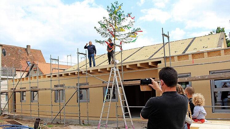 Ein großzügiges Gebäude, das ein wenig an die Arche Noah erinnert, soll künftig dem CVJM in Mühlhausen als Treffpunkt dienen. Im Bild Zimmerermeister Herbert Schorr (oben links) aus Burghaslach beim Richtspruch.  Fotos: Evi Seeger