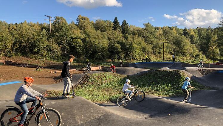 Der fertiggestellte Pumptrack in Wildflecken fügt sich nahtlos ins Landschaftsbild ein. Foto: Sebastian Schmitt