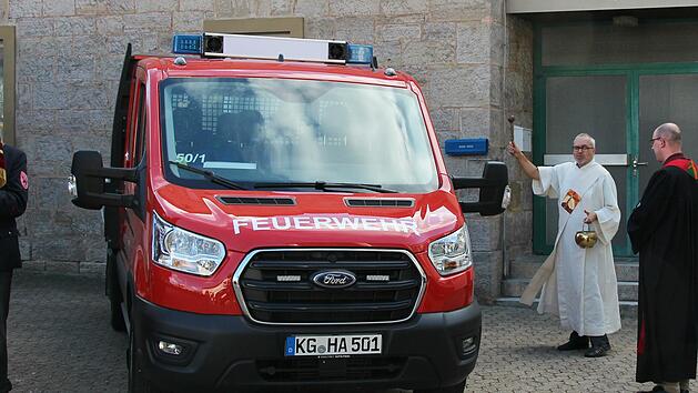 Die Diakone Christoph Glaser (links) und Maik Richter nahmen gemeinsam in &ouml;kumenischer Verbundenheit die Segnung der Fahrzeuge vor.