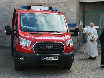 Die Diakone Christoph Glaser (links) und Maik Richter nahmen gemeinsam in ökumenischer Verbundenheit die Segnung der Fahrzeuge vor.