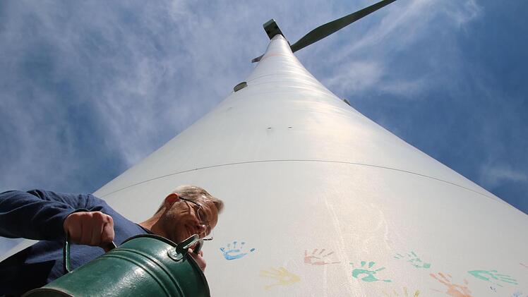 Ein bisschen Wasser für das Windrad, damit die alternativen Energien wachsen und gedeihen mögen. Klimamanager Stefan Richter hat sich noch einiges vorgenommen. Foto: Thomas Malz