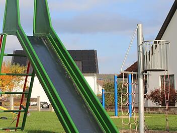 Mit Unterstützung des Bauhofs wurde der Spielplatz am Friedhof in Thulba neu angelegt. Hier kam auch der            Neu angeschaffte Bagger des Marktes Oberthulba zum ersten Mal zum Einsatz. Foto: Hilmar Ruppert