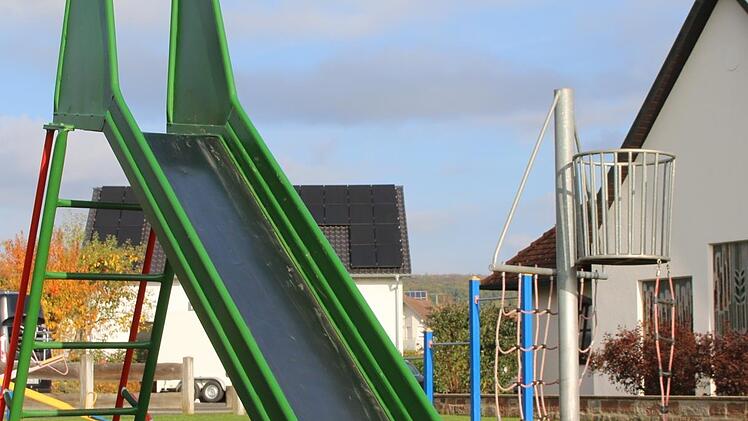 Mit Unterstützung des Bauhofs wurde der Spielplatz am Friedhof in Thulba neu angelegt. Hier kam auch der            Neu angeschaffte Bagger des Marktes Oberthulba zum ersten Mal zum Einsatz. Foto: Hilmar Ruppert