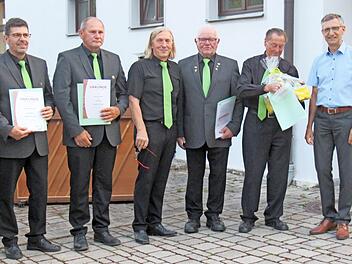 Die Geehrten (von links) Matthias Schumm und Michael Lindner, der Sprecher des Vorstandsgremiums, Armin Strunz, die Geehrten Gerhard Pickel und Clemens Neundörfer und der Vorsitzende des Sängerkreises Bamberg, Wolfgang Schön