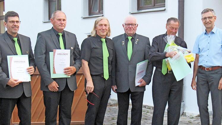 Die Geehrten (von links) Matthias Schumm und Michael Lindner, der Sprecher des Vorstandsgremiums, Armin Strunz, die Geehrten Gerhard Pickel und Clemens Neundörfer und der Vorsitzende des Sängerkreises Bamberg, Wolfgang Schön