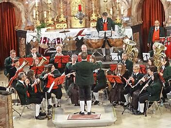 Die Jugendblaskapelle Großwenkheim beim Weihnachtskonzert in der Pfarrkirche