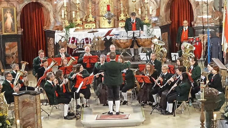 Die Jugendblaskapelle Großwenkheim beim Weihnachtskonzert in der Pfarrkirche