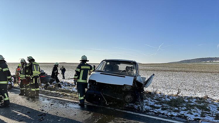 Schwerer Unfall bei Erlangen - Mann in Sportwagen eingeklemmt