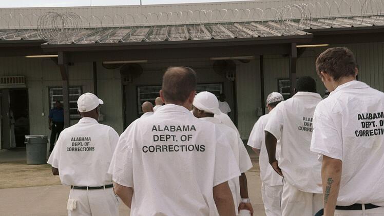 "The Alabama Solution - Die H&ouml;lle hinter Gittern" liefert einen ungesch&ouml;nten Blick hinter die Kulissen des US-Justizsystems.