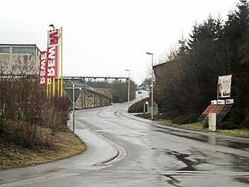 Die Straße Lange Heidig in Maßbach: Rein rechtlich darf diese nach Ansicht von Diethard Dittmar mit 100 km/h Höchstgeschwindigkeit befahren werden, da sie im Außenortbereich liegt und nach Ansicht der Verkehrssicherungsbehörde auch kein Tempolimit notwenig ist.  Foto: Wiener