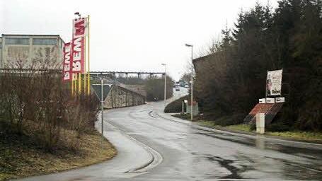 Die Straße Lange Heidig in Maßbach: Rein rechtlich darf diese nach Ansicht von Diethard Dittmar mit 100 km/h Höchstgeschwindigkeit befahren werden, da sie im Außenortbereich liegt und nach Ansicht der Verkehrssicherungsbehörde auch kein Tempolimit notwenig ist.  Foto: Wiener
