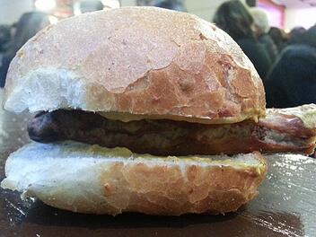 Für einen Euro zu haben: ein paar Happen Bratwurst  Foto: Sabine Christofzik