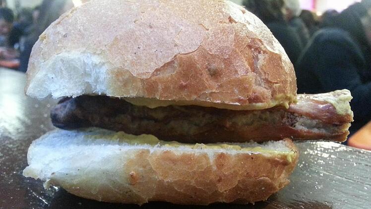 Für einen Euro zu haben: ein paar Happen Bratwurst  Foto: Sabine Christofzik