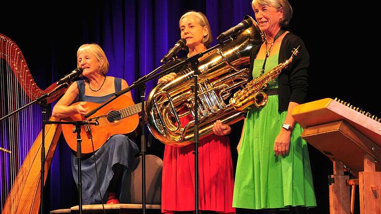 Die "Wellküren", Burgi, Bärbi und Moni Well (von links), eroberten Haßfurt mit ihrem neuen Programm "Herz sticht", das sie beim Kulturamt in der vollbesetzten Stadthalle präsentierten. Foto: Ulrike Langer