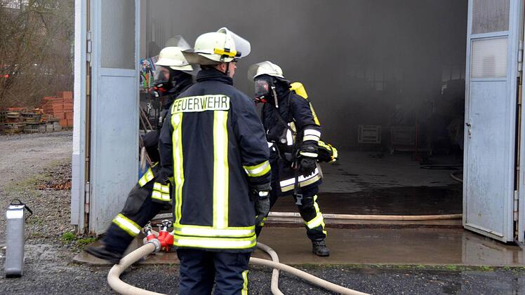 Die Feuerwehr bei den Löscharbeiten in Garitz. Foto: Rauch