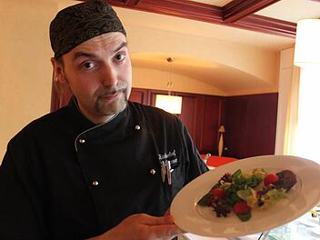 So traurig wie Rico Pfitzner schaut, ist er nicht. Der Küchenchef eines Hotels hat kein Problem mit Verzicht. Foto: Markus Häggberg