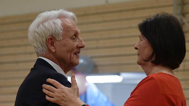 Günther Leybold eröffnete den Tanz mit seiner Frau Irmgard, ihm wurde eine besonders hohe Ehrung zuteil. Er erhielt die Verdienstnadel in Gold mit Kranz für sein Engagement um den Tanzsport. Foto: Gabi Arnold
