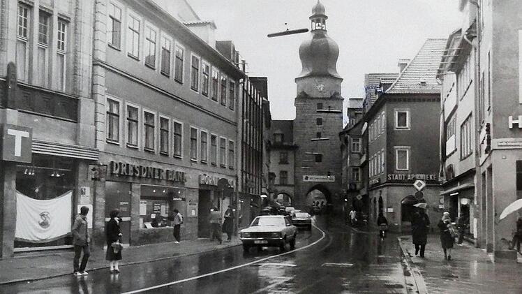 Als noch Autos durch die Spitalgasse fuhren: Ganz links ist noch das "T" vom Schriftzug des Warenhauses "Brandt" zu sehen; daneben folgen die Dresdner Bank und der "Hörnles Beck". Rechts: Hettlage.