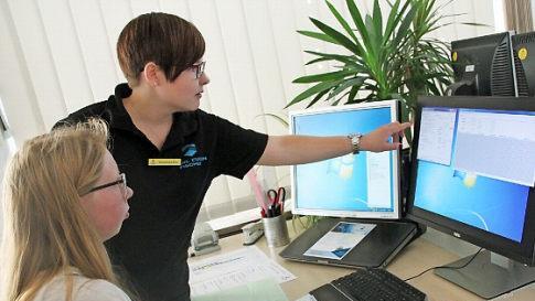 Auszubildende Nicole Barnickel aus Altenkunstadt (links) entführt Mittelschülerin Lena Marr (15) aus Mainklein in die Welt des Industriekaufmanns.
