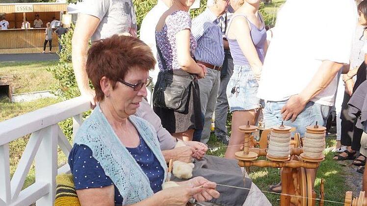 Historisches Dorffest Weißenbach. Am Spinnrad. Foto: Marion Eckert