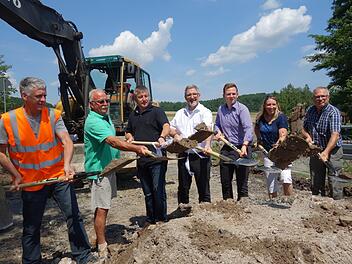 Der symbolische Spatenstich an der Brückenbaustelle (von links): Ingo Metzger, Günther Kob, Matthias Manikowsky, Michael Busch, Tobias Ehrlicher, Melanie Dressel, Michael Boßecker Foto: Doris Weidner