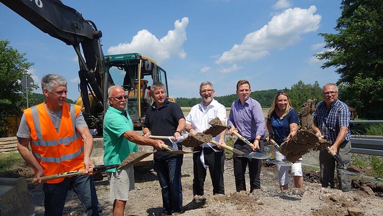 Der symbolische Spatenstich an der Brückenbaustelle (von links): Ingo Metzger, Günther Kob, Matthias Manikowsky, Michael Busch, Tobias Ehrlicher, Melanie Dressel, Michael Boßecker Foto: Doris Weidner