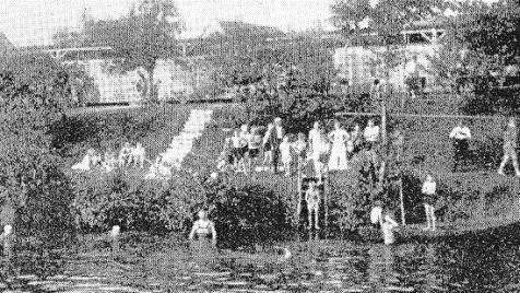Das Freibad in Oberzettlitz war Anziehungspunkt f&uuml;r Wasserfreunde aus nah und fern. Im Hintergrund der Kabinentrakt. Repros: Helmut Geiger