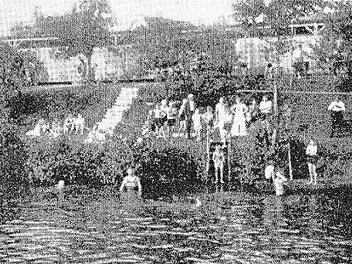 Das Freibad in Oberzettlitz war Anziehungspunkt für Wasserfreunde aus nah und fern. Im Hintergrund der Kabinentrakt. Repros: Helmut Geiger