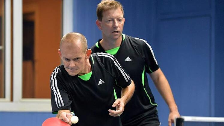 Stefan M&uuml;ller (l.) und Wolfgang Klaus machten beim H&ouml;chstadter 9:2-Sieg &uuml;ber Zeckern allein schon f&uuml;nf Punkte. Foto: Picturedreams