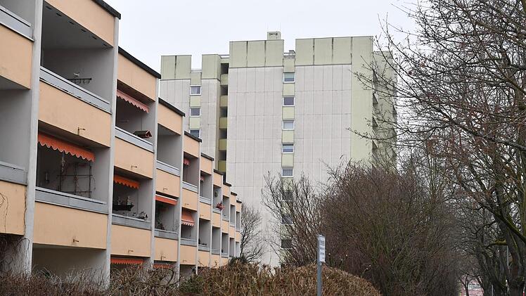 Warm anziehen, ist nicht nur draußen nötig: Auch in diesem Wohnkomplex im Bamberger Osten haben Bewohner gefroren.   Ronald Rinklef