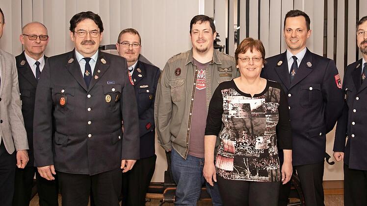Vorsitzender Andreas Hügerich, 2. Vorsitzender Michael Haas (von links), Kommandant Andreas Lehe und dessen Stellvertreter Ralf Hönninger (von rechts) bedankten sich bei Stefan Hönninger und Martin Mehler (3. u. 4. v. li.) für langjährige Mitgliedschaft. Foto: Alfred Thieret