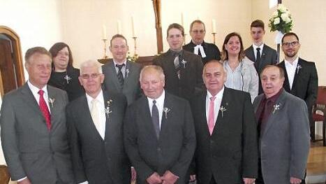 Hummendorf — Die diamantenen (vorne) und silbernen Konfirmations-Jubilare in Hummendorf. Mit im Bild Pfarrer Christoph Teille (hinten) und (hintere Reihe rechts) der Kreuzträger Maximilian Oßmann