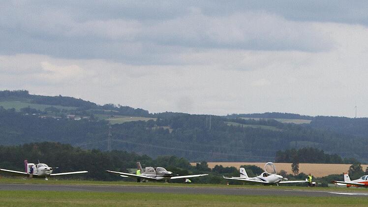 Im Minutentakt kamen die Flugzeuge im Kulmbach an: Im Tower sorgten Jacques Hueber und Thilo Holthaus für einen reibungslosen Ablauf. "Abrollen über Delta", kommandierten sie die Flugzeuge herum.