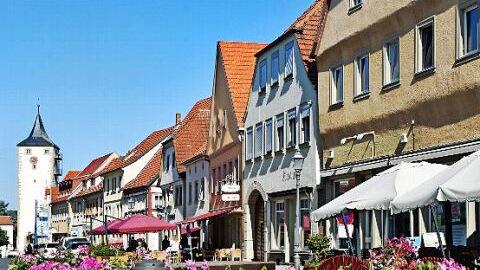 Die Stadt Haßfurt hat einen Projektfonds aufgelegt, der es auch Privat- und Geschäftsleuten ermöglichen soll, Ideen zur Aufwertung der Innenstadt zusammen mit der Stadt zu entwickeln und umzusetzen. Für jeden privaten Euro gibt es einen Euro an Förderung aus öffentlicher Hand.