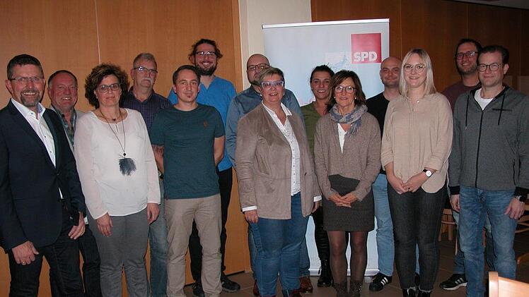 Sie sind die SPD-Kandidaten für den Gemeinderat in Nüdlingen (von links):  Volker Schäfer, Albrecht Hofmann, Christine Swoboda, Manfred Hein, Matthias Werner, Marcel Müller, Peter Brust, Karen Pohle, Daniela Planetosch, Heidrun Betz, Pascal Hein, Juls Schäfer, Sebastian Schäfer und SPD-Kreisvorsitzender Norbert Schaub. Foto: Ewald Kiesel