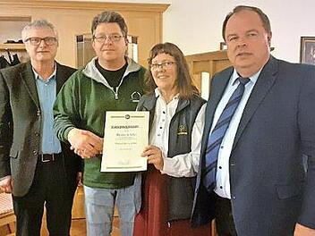 Markus Schiller (mit Urkunde) wurde mit dem Frankenwald-Ehrenzeichen in Silber ausgezeichnet; mit im Bild (von links) Zweiter Bürgermeister Robert Geigenmüller aus Helmbrechts, Obfrau Gisela Hagen und der Grafengehaiger Bürgermeister Werner Burger.  Foto: Klaus-Peter Wulf