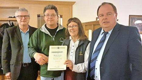 Markus Schiller (mit Urkunde) wurde mit dem Frankenwald-Ehrenzeichen in Silber ausgezeichnet; mit im Bild (von links) Zweiter Bürgermeister Robert Geigenmüller aus Helmbrechts, Obfrau Gisela Hagen und der Grafengehaiger Bürgermeister Werner Burger.  Foto: Klaus-Peter Wulf