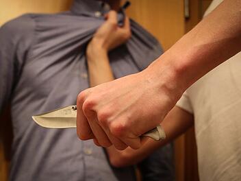 Nürnberg: 15-Jähriger geht mit Messer auf Mann (22) los - Jugendliche will helfen und wird dabei schwer verletzt