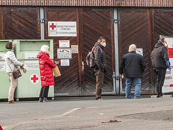 Schlangestehen, wie am vergangenen Freitag vor dem Gebäude des BRK in der Sally-Ehrlich-Straße, soll es seltener geben.