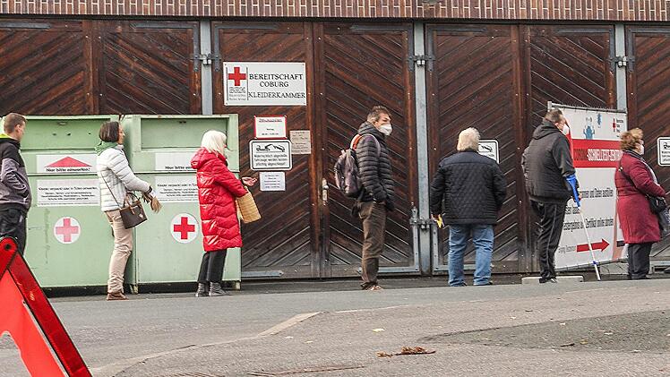Schlangestehen, wie am vergangenen Freitag vor dem Gebäude des BRK in der Sally-Ehrlich-Straße, soll es seltener geben.